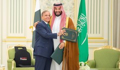 Thái tử Arab Saudi Mohammed bin Salman và Thủ tướng Pakistan Shehbaz Sharif ôm nhau vào ngày họ ký thỏa thuận quốc phòng, tại Riyadh, Saudi Arabia, ngày 17/9. Ảnh: Reuters.
