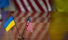 Quốc kỳ của Ukraine và Mỹ được chụp trong cuộc họp giữa Bộ trưởng Quốc phòng Mỹ Lloyd Austin và Bộ trưởng Quốc phòng Ukraine Rustem Umerov tại Lầu Năm Góc ở Washington, DC, vào ngày 6/12/2023. Ảnh: aFP.