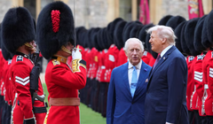 Tổng thống Mỹ Donald Trump và Vua Charles III của Anh duyệt đội danh dự sau khi đến Lâu đài Windsor ở Windsor, Anh ngày 17/9. Ảnh: Reuters.