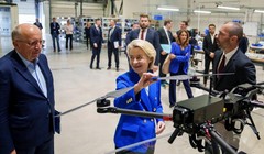 Chủ tịch Ủy ban Châu Âu Ursula von der Leyen (giữa) đang xem một chiếc UAV trong chuyến thăm công ty công nghệ quốc phòng Origin Robotics tại Marupe, Latvia vào ngày 29/8. Ảnh: AFP.
