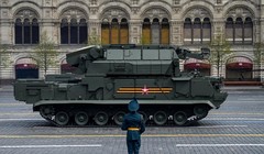 Hệ thống tên lửa đất đối không chiến thuật TOR-M2 của Nga diễu hành qua Quảng trường Đỏ trong cuộc duyệt binh Ngày Chiến thắng ở trung tâm Moscow vào ngày 9/5/2022. Ảnh: AFP.