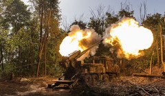 Pháo binh Ukraine khai hỏa từ vị trí của họ ở tiền tuyến với Nga vào ngày 31/8. Ảnh: Getty.