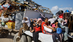 Người dân Palestine di tản, chạy trốn khỏi miền bắc Gaza do một chiến dịch quân sự của Israel, sau khi lực lượng Israel ra lệnh cho cư dân Thành phố Gaza di tản về phía nam, ở trung tâm Dải Gaza, ngày 21/9. Ảnh: Reuters.