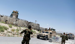 Binh lính Afghanistan đứng gác tại một trạm kiểm soát bên ngoài căn cứ không quân Bagram của Mỹ, vào ngày những binh lính Mỹ cuối cùng rời khỏi đây, ngày 2/7/2021. Ảnh: Reuters.