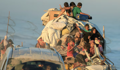 Người dân Palestine di tản, chạy trốn khỏi miền Bắc Gaza do một chiến dịch quân sự của Israel, ngày 20/9. Ảnh: Reuters.