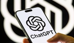 Người phụ nữ bất ngờ trúng số sau khi nhờ ChatGPT chọn những con số. Ảnh: Newsweek.