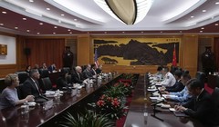 Bộ trưởng Quốc phòng Trung Quốc Đổng Quân gặp gỡ các thành viên Quốc hội Mỹ trong hôm đầu tuần. Ảnh: EPA