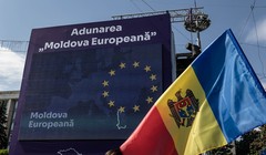 Người dân Moldova cầm quốc kỳ nước này và cờ EU biểu tình ở Chisinau, Moldova. Ảnh: Getty.