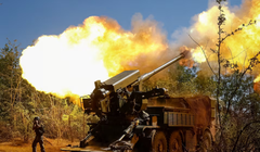 Một quân nhân thuộc Lữ đoàn Pháo binh Độc lập số 44 của Lực lượng Vũ trang Ukraine bắn pháo tự hành 2S22 Bohdana về phía quân đội Nga gần tiền tuyến, trong bối cảnh Nga tấn công Ukraine, tại khu vực Zaporizhzhia, Ukraine ngày 20/8. Ảnh: Reuters.