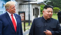 Nhà lãnh đạo Triều Tiên Kim Jong-un đứng cạnh Tổng thống Mỹ Donald Trump ở phía nam đường phân định quân sự chia cắt Triều Tiên và Hàn Quốc, tại khu vực an ninh chung Panmunjom thuộc khu phi quân sự vào năm 2019. Ảnh: TNS.