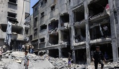 Hậu quả của cuộc tấn công của Israel vào một tòa nhà ở Thành phố Gaza vào tháng 6. Ảnh: NYTimes.