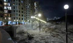 Sóng do siêu bão Ragasa đập vào dãy ghế trên bờ biển ở Hong Kong, Trung Quốc, ngày 23/9. Ảnh: Reuters.