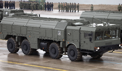 Xe phóng tên lửa đạn đạo từ hệ thống Iskander-M. Ảnh: MW.