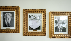 Chân dung ông Joe Biden được thay thế bằng ảnh một chiếc bút ký tự động. Ảnh: X/Nhà Trắng.