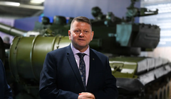 Ông Valerii Zaluzhnyi, cựu Tổng tư lệnh Ukraine, tại Bảo tàng xe tăng ở Bovington, Dorset, Anh vào ngày 3/4. Ảnh: Getty.