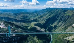 Cầu Grand Canyon Hoa Giang ở tây nam Trung Quốc mất 3 năm để xây dựng. Ảnh: Xinhua.