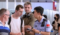 Cảnh sát đang trả lời các câu hỏi về giấy phép nhập cảnh miễn thị thực cho du khách nước ngoài tại một sân bay ở Bắc Kinh. Chính sách nhập cảnh miễn thị thực của Trung Quốc đã thúc đẩy lượng du khách nước ngoài tăng vọt trong 2 năm qua. Ảnh: Xinhua.