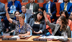 Các thành viên Hội đồng Bảo an LHQ bỏ phiếu chống lại nghị quyết dỡ bỏ vĩnh viễn các lệnh trừng phạt đối với Iran hôm 19/9. Ảnh: Reuters.