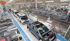 Công nhân làm việc trên dây chuyền sản xuất xe năng lượng mới tại nhà máy xe năng lượng mới (NEV) của FAW Toyota ở Thiên Tân, Trung Quốc. Ảnh: Getty.