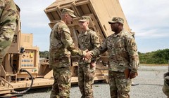 Tổng tham mưu trưởng Lục quân Mỹ, Tướng Randy George (trái) gặp gỡ các chỉ huy Lữ đoàn Pháo phòng không 35 và binh sĩ Tiểu đoàn 6, Trung đoàn Pháo phòng không 52 tại Hàn Quốc vào ngày 22/9. Ảnh: US Army.