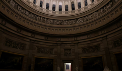 Một lá cờ Mỹ được thắp sáng ở cửa ra vào bên trong Điện Capitol, trong những giờ trước khi chính phủ đóng cửa một phần, ngày 30/9. Ảnh: Reuters.