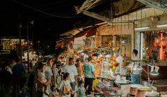 Một khu chợ ở Darband, một trong những khu phố cổ nhất của Tehran. Người dân Iran đang phải vật lộn để đối phó với lạm phát lên tới 40% mỗi năm và đồng nội tệ mất giá. Ảnh: NYTimes.