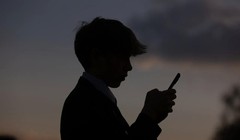 Hình ảnh minh họa về một cậu bé 13 tuổi đang nhìn vào chiếc iPhone. Ảnh: Getty.