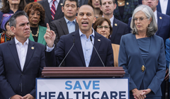 Lãnh đạo phe Thiểu số Hạ viện Hakeem Jeffries trở thành nạn nhân mới nhất của ông Trump. Ảnh: Politico.