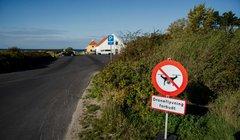 Biển báo ghi "cấm bay drone" được chụp tại Halsskov, West Zealand, Đan Mạch. Nước này đã cấm tất cả các chuyến bay UAV dân sự trên khắp đất nước khi Copenhagen đăng cai hội nghị thượng đỉnh châu Âu, sau khi những vụ phát hiện UAV bí ẩn trên khắp đất nước bắt đầu vào tháng 9. Ảnh: AFP.