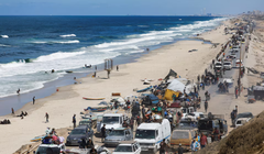 Người dân Palestine di tản khỏi miền Bắc Gaza do chiến dịch quân sự của Israel ở miền Trung Dải Gaza, ngày 1/10. Ảnh: Reuters.