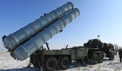 Bệ phóng thuộc hệ thống phòng không tầm xa S-400. Ảnh: MW.