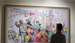 Một phụ nữ tham quan triển lãm nghệ thuật Triều Tiên tại một bảo tàng ở Moscow, Nga. Ảnh: Reuters.