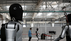 Một nhân viên đang tiến hành thử nghiệm robot hình người tại nhà máy AgiBot ở Thượng Hải vào ngày 20/3. Ảnh: Reuters.