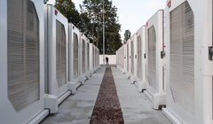 Một "công viên pin" tại địa điểm không xác định ở Ukraine. Ảnh: WSJ.