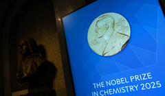 Màn hình hiển thị huy chương Giải Nobel trước lễ công bố Giải Nobel Hóa học tại Viện Hàn lâm Khoa học Hoàng gia Thụy Điển, ở Stockholm, Thụy Điển, ngày 8/10. Ảnh: Reuters.