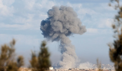 Khói bốc lên từ một vụ nổ ở Gaza, khi mọi người tham dự lễ tưởng niệm hai năm ngày xảy ra vụ tấn công chết người vào Israel ngày 7/10/2023, tại Kibbutz Kfar Aza. Ảnh: Reuters.