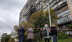 Người dân ở thủ đô Kiev, Ukraine đứng trước một tòa nhà bị hư hại trong sáng 10/10. Ảnh: Reuters.