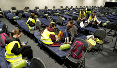 Các tình nguyện viên tại trung tâm sơ tán được dựng lên tại nhà thi đấu thể thao ở Kaunas, Litva. Ảnh: Reuters.