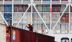 Quan hệ thương mại Mỹ-Trung Quốc trở nên căng thẳng sau khi hai bên có một loạt động thái mới nhằm vào nhau. Ảnh: Reuters.