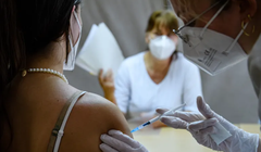 Một bác sĩ tiêm vaccine ngừa COVID-19 của Pfizer-BioNTech cho bệnh nhân tại Leipzig, Đức trong đại dịch toàn cầu năm 2021. Ảnh: Getty.