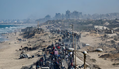 Người dân Palestine, những người phải di dời đến phía nam Gaza theo lệnh của Israel, di chuyển dọc theo một con đường khi họ trở về phía bắc, trong bối cảnh lệnh ngừng bắn giữa Israel và Hamas ở Gaza, ngày 11/10. Ảnh: Reuters.