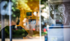 Lời đe dọa tăng thuế quan đối với Trung Quốc của ông Trump đã kích hoạt đợt bán tháo tiền mã hóa lớn nhất trong lịch sử, theo nền tảng phân tích dữ liệu CoinGlass. Ảnh: Getty.