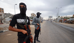 Các tay súng Hamas trong trại tị nạn Nuseirat ở miền Trung Gaza vào hôm 12/10. Ảnh: WSJ