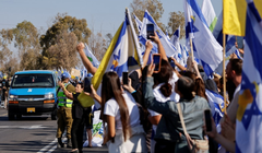 Một đoàn xe chở các con tin di chuyển đến Reim, miền Nam Israel, ngày 13/10. Ảnh: Reuters.