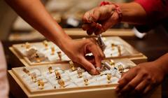 Một nhân viên bán hàng giới thiệu nhẫn vàng cho khách mua tại một phòng trưng bày trang sức ở Ahmedabad, Ấn Độ, ngày 8/10. Ảnh: Reuters.