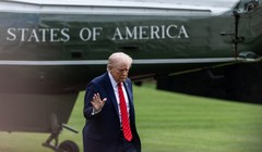 Tổng thống Mỹ Donald Trump trở lại Nhà Trắng sau chuyến thăm Trung tâm Y tế Quân đội Quốc gia Walter Reed vào ngày 10/10. Ảnh: Getty.