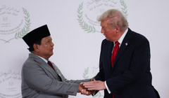 Tổng thống Mỹ Donald Trump và Tổng thống Indonesia Prabowo Subianto bắt tay nhau khi chụp ảnh tại hội nghị thượng đỉnh các nhà lãnh đạo thế giới về việc chấm dứt chiến tranh ở Gaza, tại Sharm el-Sheikh, Ai Cập ngày 13/10. Ảnh: Reuters.