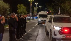 Các sĩ quan Israel bày tỏ lòng kính trọng khi thi thể của 4 con tin được đưa đến từ Gaza. Ảnh: Getty.