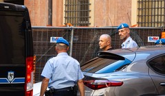 Cảnh sát áp giải nghi phạm đánh bom đường ống Nord Stream Sergey Kuznetsov tại Bologna, Italy vào ngày 22/8. Ảnh: Getty.