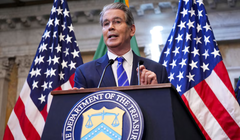 Bộ trưởng Tài chính Mỹ Scott Bessent phát biểu khi ông và Đại diện Thương mại Jamieson Greer tổ chức họp báo bên lề cuộc họp thường niên của IMF/Ngân hàng Thế giới tại Washington, D.C. ngày 15/10. Ảnh: Reuters.